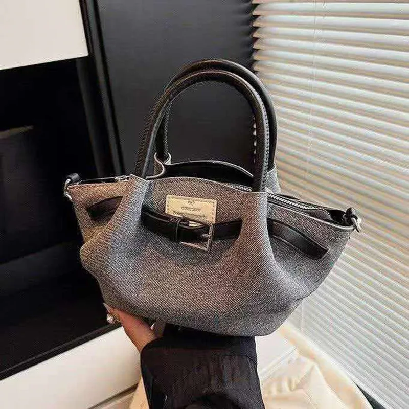 2026 Fashionable multi-purpose shoulder bag suitable for all seasons large capacity for casual use and commuting
2026 Fashionable multi-purpose shoulder bag suitable for all seasons large capacity for casual use and commuting