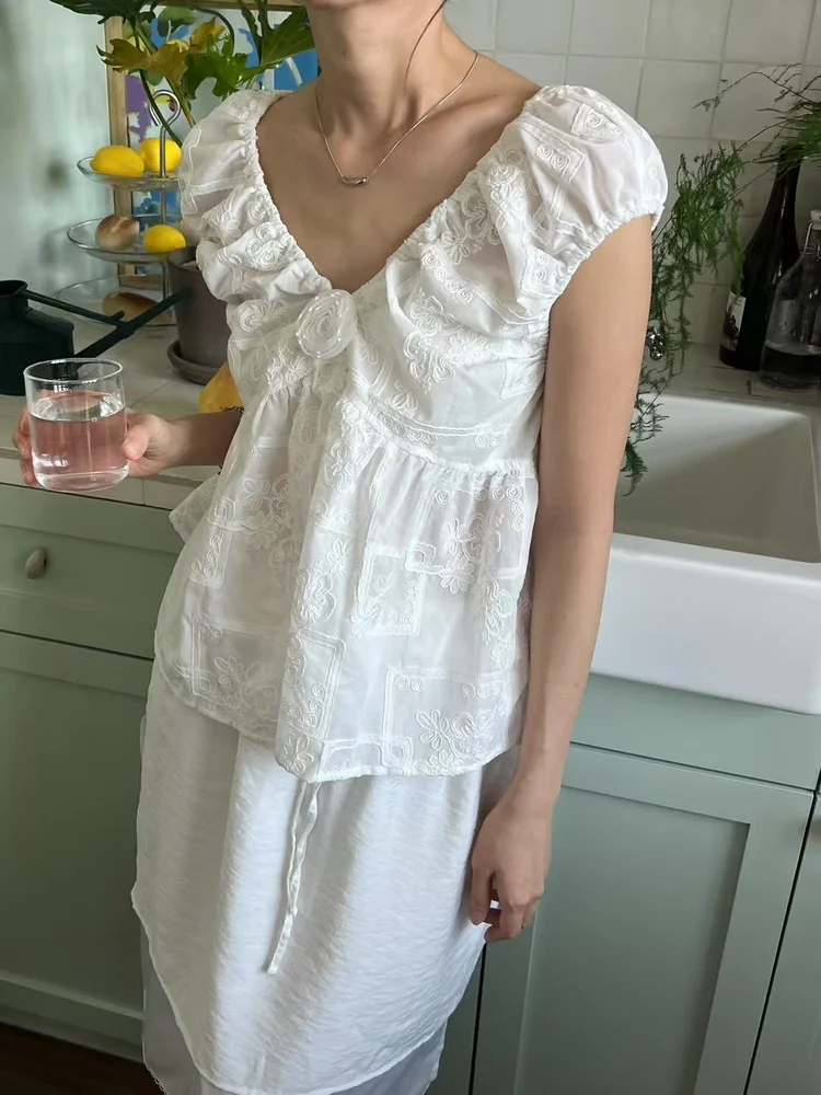 Ele V-Ne Embroidered Svel irt Women's Summer 2025 New Sle Two-Way Wearable Strapl Top Commute Loose Fit
Ele V-Ne Embroidered Svel irt Women's Summer 2025 New Sle Two-Way Wearable Strapl Top Commute Loose Fit