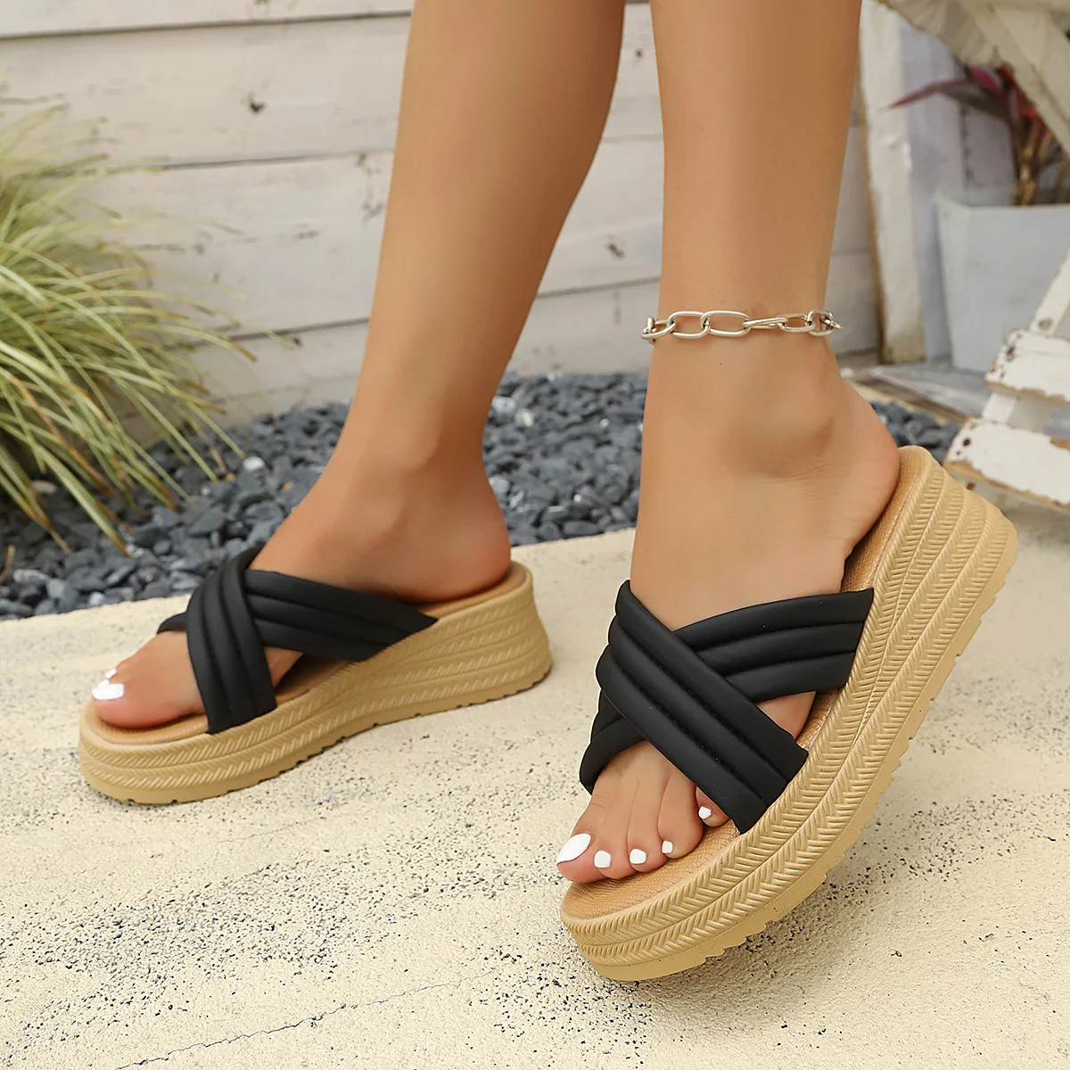 2026 Summer New Solid Color Outdoor Leisure Increase Open-toe Slippers Women's Plus Size Wedge Slippers with Non-slip Comfort
2026 Summer New Solid Color Outdoor Leisure Increase Open-toe Slippers Women's Plus Size Wedge Slippers with Non-slip Comfort