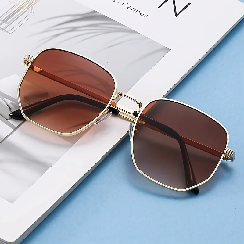 1pc-European style fashionable glasses with black and gold borders, suitable for casual and formal wear, high-quality lenses
1pc-European style fashionable glasses with black and gold borders, suitable for casual and formal wear, high-quality lenses