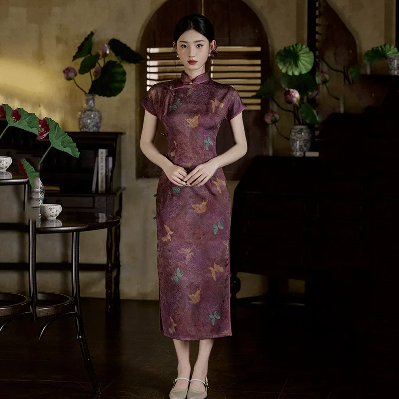 Фиолетовый новый китайский длинный Cheongsam, улучшение для молодых женщин, новинка 2025 года, облегающее Ципао в стиле ретро с короткими рукавами
Фиолетовый новый китайский длинный Cheongsam, улучшение для молодых женщин, новинка 2025 года, облегающее Ципао в стиле ретро с короткими рукавами
