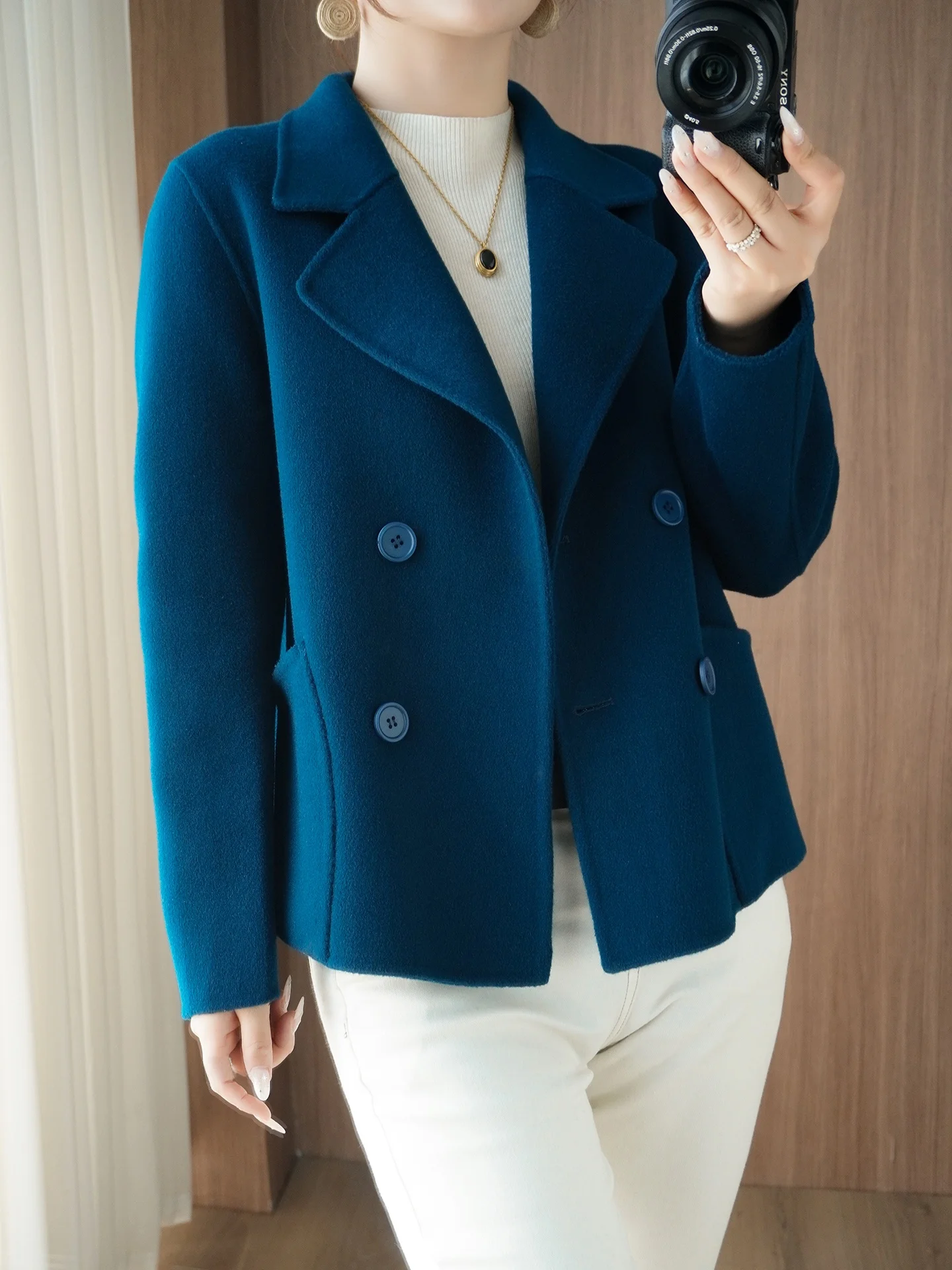 Двустороннее шерстяное пальто женское, высококачественное, из шерсти, новая коллекция осень-зима 2025, маленький размер, с отложным воротником, верхняя одежда из шерсти камвольной пряди
Двустороннее шерстяное пальто женское, высококачественное, из шерсти, новая коллекция осень-зима 2025, маленький размер, с отложным воротником, верхняя одежда из шерсти камвольной пряди