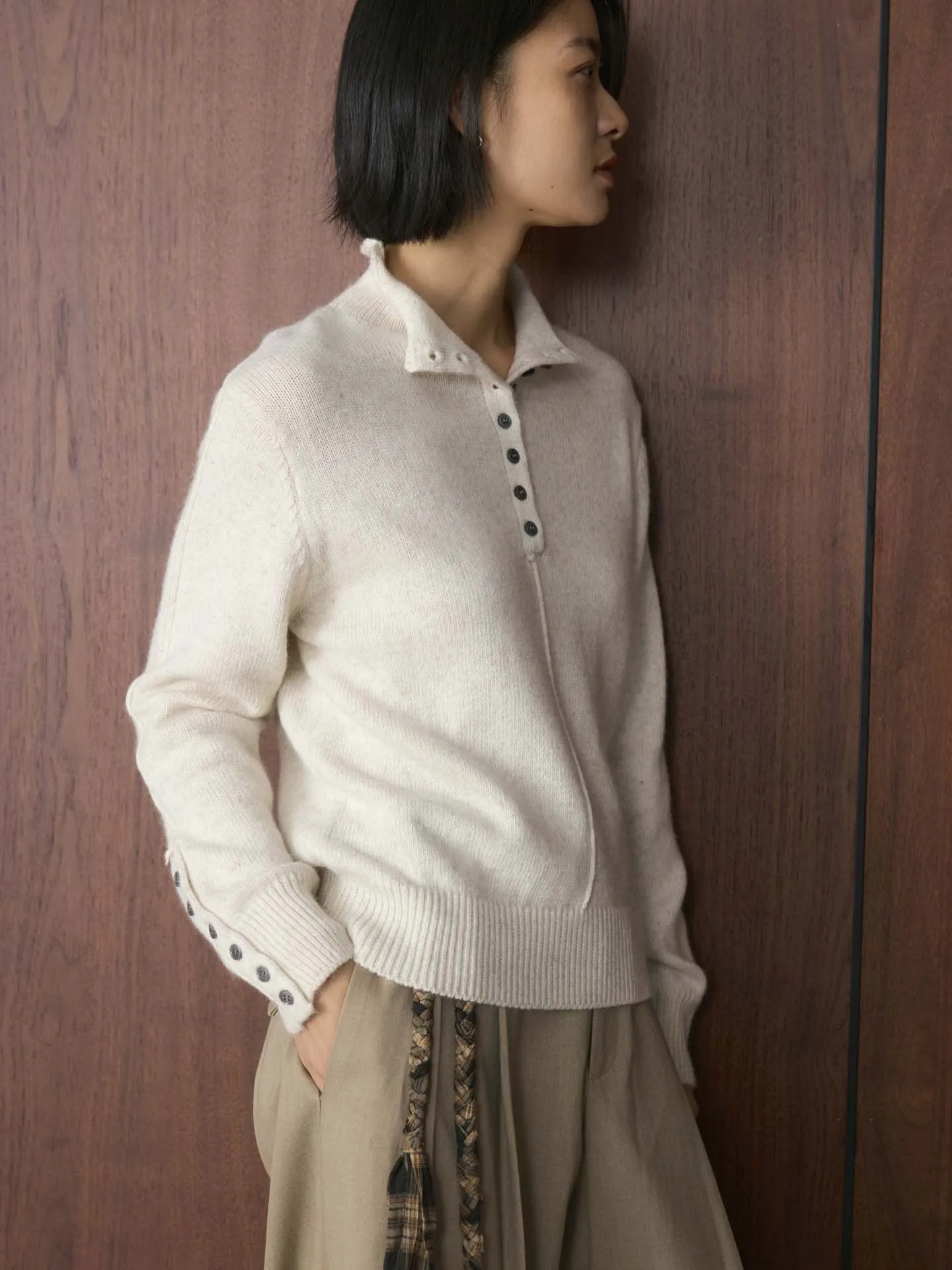 Зимний новый корейский вариант, простой и модный вязаный свитер с полувысоким воротником и несколькими пуговицами, удобный облегающий топ для женщин
Зимний новый корейский вариант, простой и модный вязаный свитер с полувысоким воротником и несколькими пуговицами, удобный облегающий топ для женщин