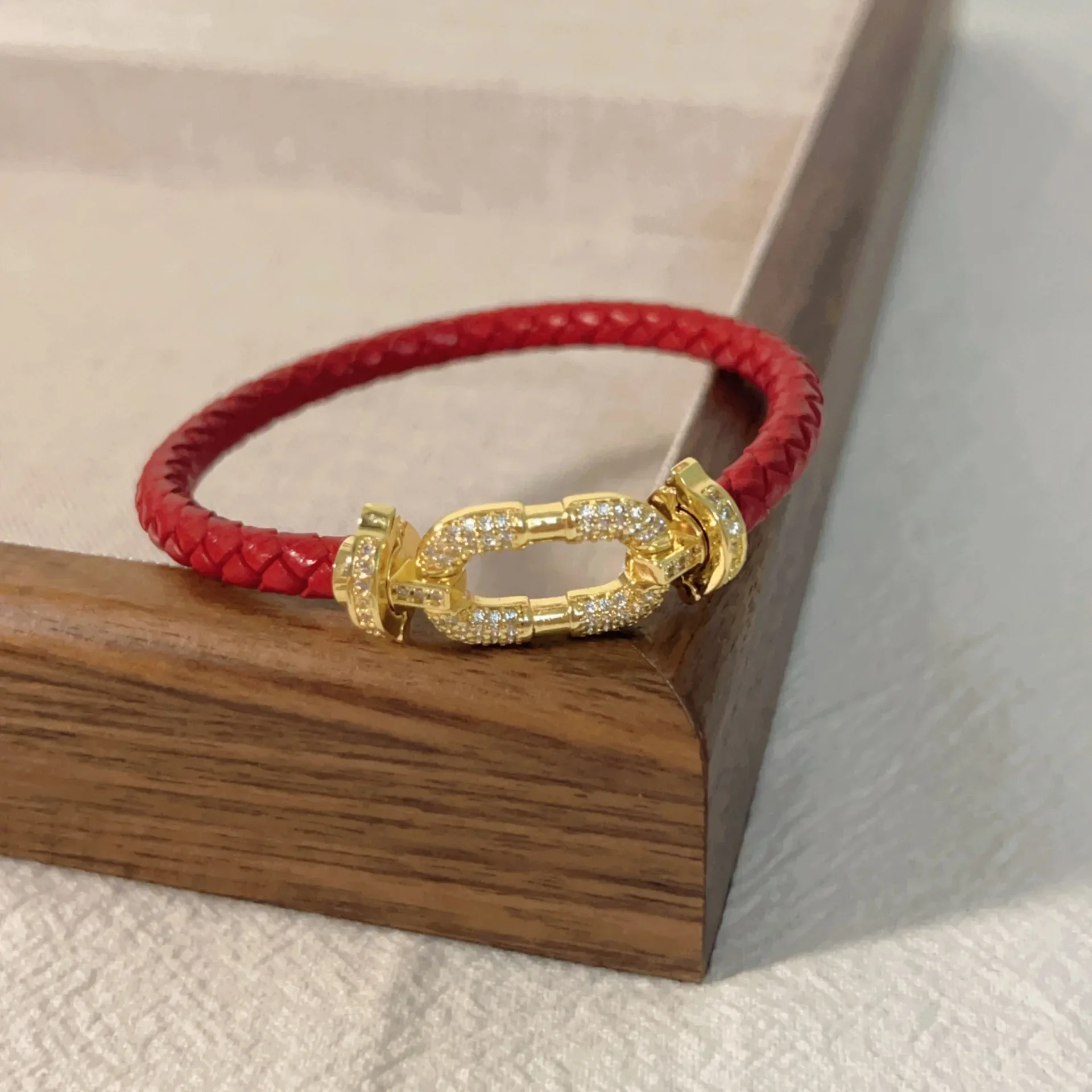 Personalized Real Leather Clasp Bracelet - Handmade Genuine Cowhide Wristband for Men & Women
Personalized Real Leather Clasp Bracelet - Handmade Genuine Cowhide Wristband for Men & Women