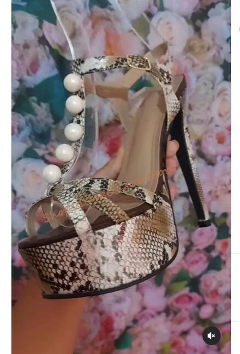 Женские дизайнерские босоножки на платформе с тонким каблуком из кожи с узором под питон и белыми жемчужинами, с ремешком на пряжке, летняя обувь
Женские дизайнерские босоножки на платформе с тонким каблуком из кожи с узором под питон и белыми жемчужинами, с ремешком на пряжке, летняя обувь