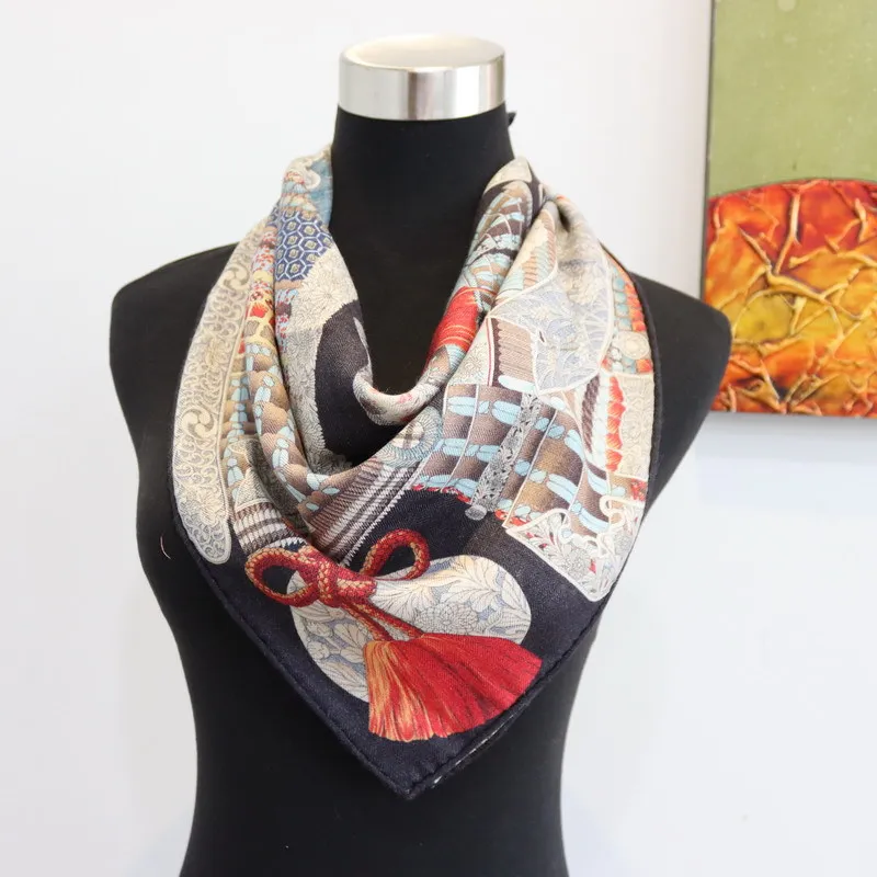 Double Faced Scarf 65CM Scarves Luxury Designers Shawls Head Bag Accessories Hand Rolled Bandanas Neck Hair Decoration
Double Faced Scarf 65CM Scarves Luxury Designers Shawls Head Bag Accessories Hand Rolled Bandanas Neck Hair Decoration