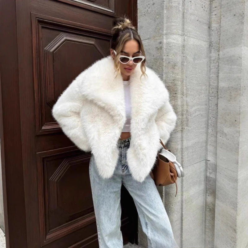 Big Lapel Faux Fur Jacket Short Fashion Fox Fur Jacket Fluffy Plush Women's Clothing Warm Fashion Elegant Beautiful Temperament
Big Lapel Faux Fur Jacket Short Fashion Fox Fur Jacket Fluffy Plush Women's Clothing Warm Fashion Elegant Beautiful Temperament