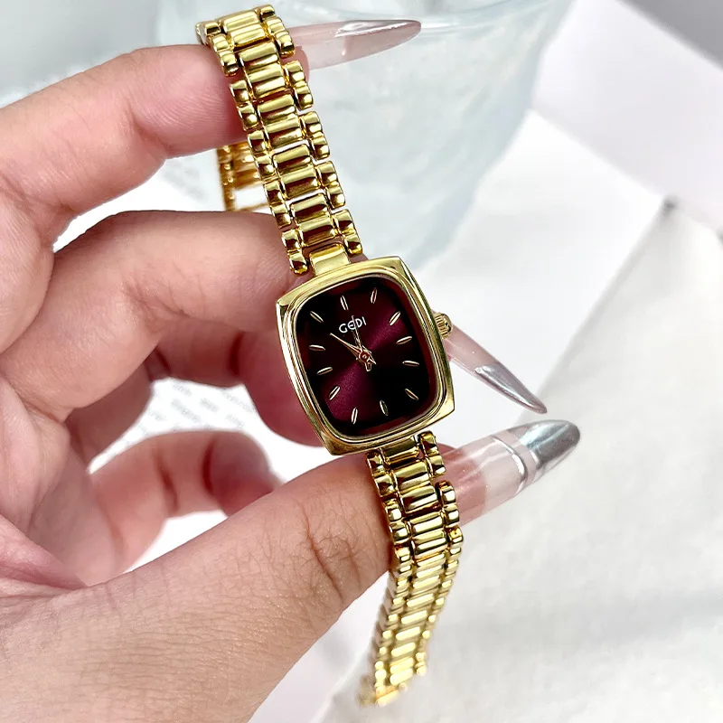 UTHAI Women's Watch Light Luxury Brand Exquisite and Compact Gold Quartz Watch Advanced Fashion Bracelet Ladies Watch
UTHAI Women's Watch Light Luxury Brand Exquisite and Compact Gold Quartz Watch Advanced Fashion Bracelet Ladies Watch