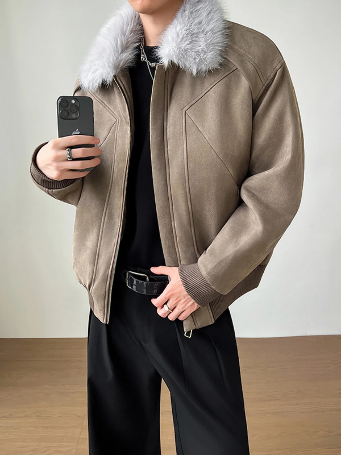 Зимняя утепленная замшевая хлопковая куртка 2025 года для мужчин: модная молодежная теплая свободная куртка Haome с меховым воротником
Зимняя утепленная замшевая хлопковая куртка 2025 года для мужчин: модная молодежная теплая свободная куртка Haome с меховым воротником