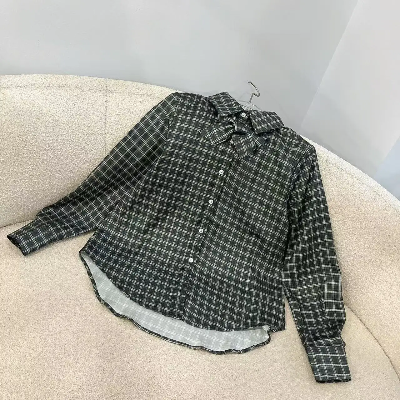 Dark green college-style bow-front plaid casual blouse for women, suitable for all occasions, long-sleeved, comfortable
Dark green college-style bow-front plaid casual blouse for women, suitable for all occasions, long-sleeved, comfortable