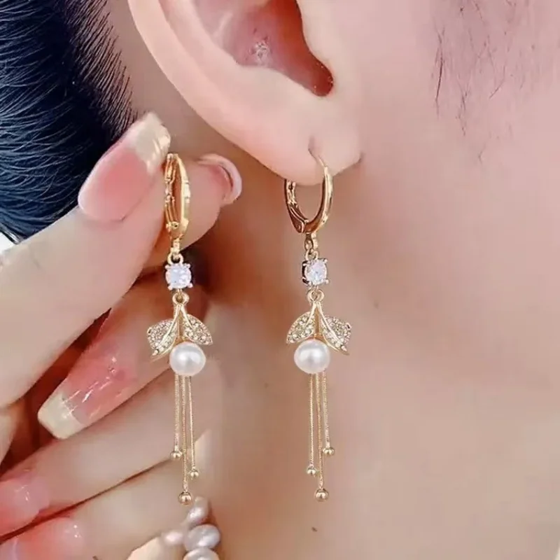 Charming Shiny Leaf Rhinestone Paerl Dangle Hoop Earring for Women Lush Red Ball Chain Tassel Earrings Party Jewelry Gifts
Charming Shiny Leaf Rhinestone Paerl Dangle Hoop Earring for Women Lush Red Ball Chain Tassel Earrings Party Jewelry Gifts