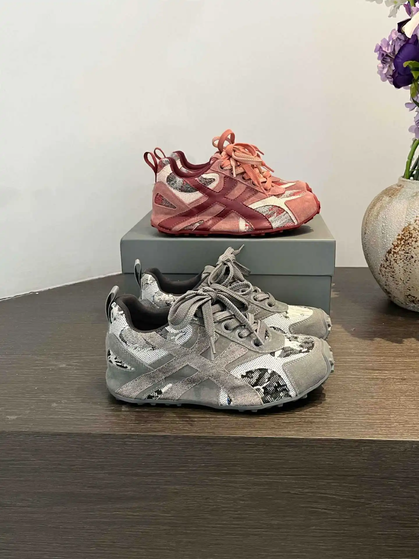 Ladies' Retro German Training Shoes 2026 Spring New Red Splicing Fabric Trendy Casual Sports Shoes Casual Shoes Female 35-40
Ladies' Retro German Training Shoes 2026 Spring New Red Splicing Fabric Trendy Casual Sports Shoes Casual Shoes Female 35-40