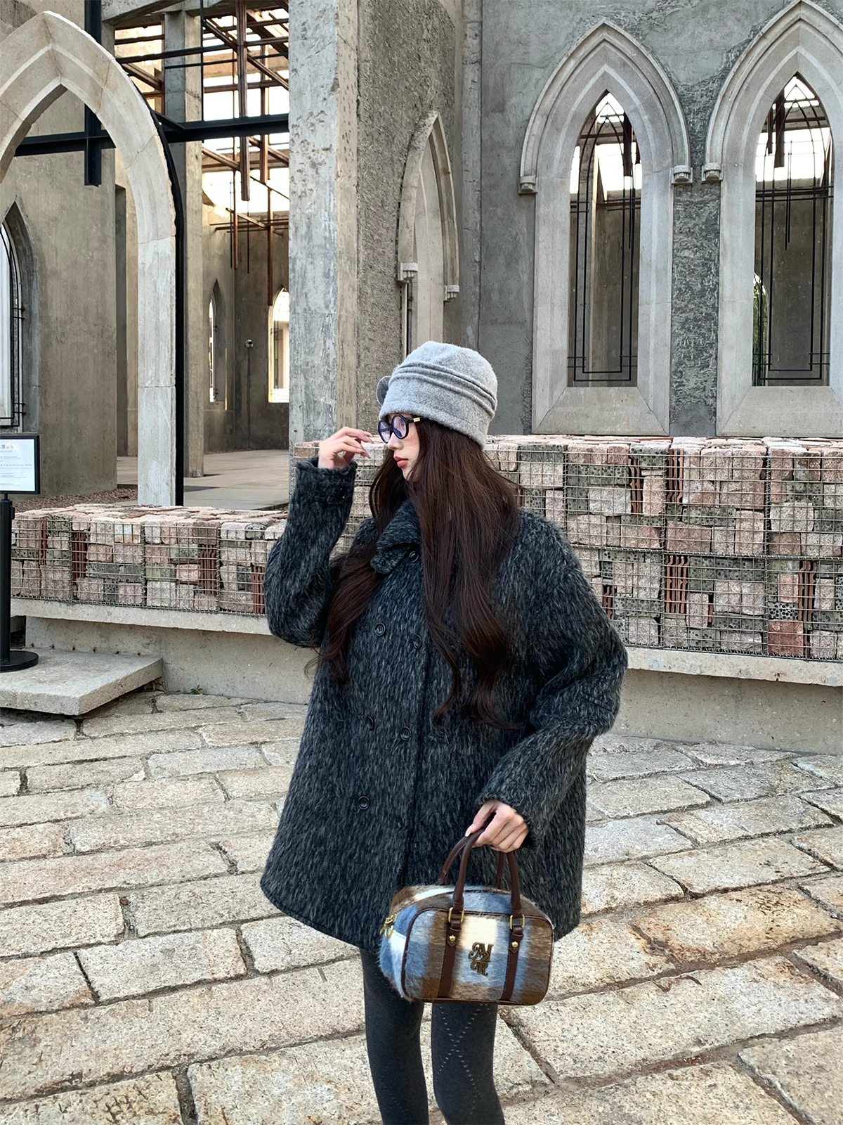 Зимнее женское двубортное пальто FHEER с воротником-стойкой, утепленное, с длинными рукавами, средней длины, из смесовой ткани (полиэстер и шерсть)
Зимнее женское двубортное пальто FHEER с воротником-стойкой, утепленное, с длинными рукавами, средней длины, из смесовой ткани (полиэстер и шерсть)