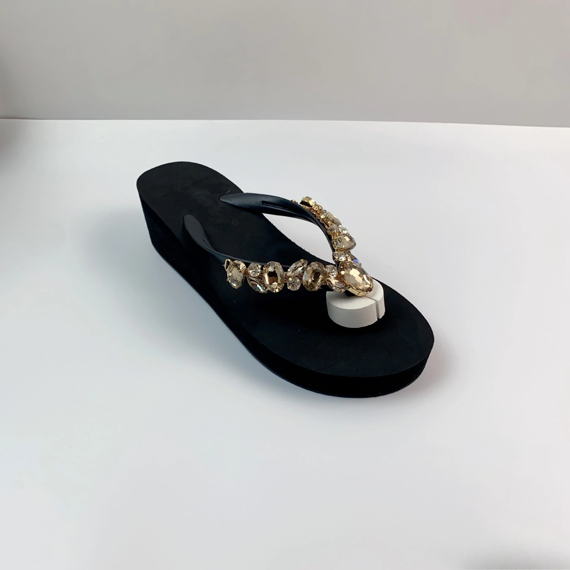 2025 Comfortable and Fashionable All-match Beach Shoes Non-slip Soft Bottom Casual Flip-flops Rhinestone Chain Flat Slippers
2025 Comfortable and Fashionable All-match Beach Shoes Non-slip Soft Bottom Casual Flip-flops Rhinestone Chain Flat Slippers