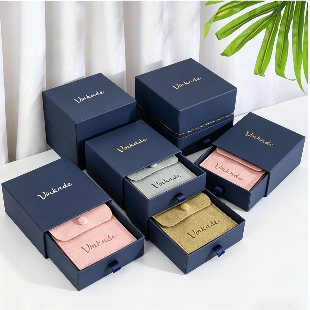 Customized Jewelry Pouch Microfiber Snap Button Bag Navy Paper Drawer Boxes Travel Bracelet Necklace Rings Earrings Storage Box
Customized Jewelry Pouch Microfiber Snap Button Bag Navy Paper Drawer Boxes Travel Bracelet Necklace Rings Earrings Storage Box