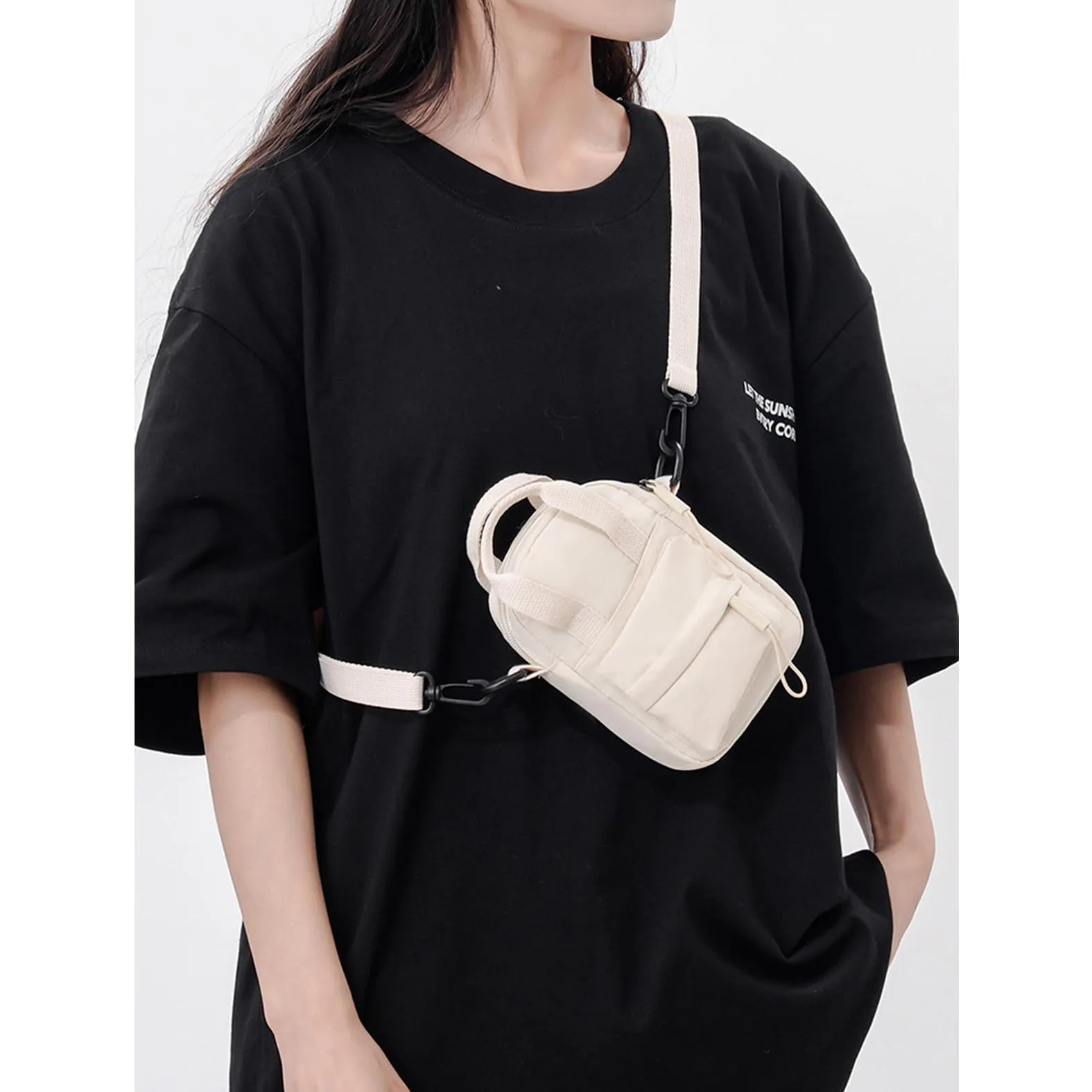 Spring/Summer New Casual Crossbody Bag Nylon Fabric Simple and Versatile Small Shoulder Bag Outdoor Fitness Cycling Phone Bag
Spring/Summer New Casual Crossbody Bag Nylon Fabric Simple and Versatile Small Shoulder Bag Outdoor Fitness Cycling Phone Bag