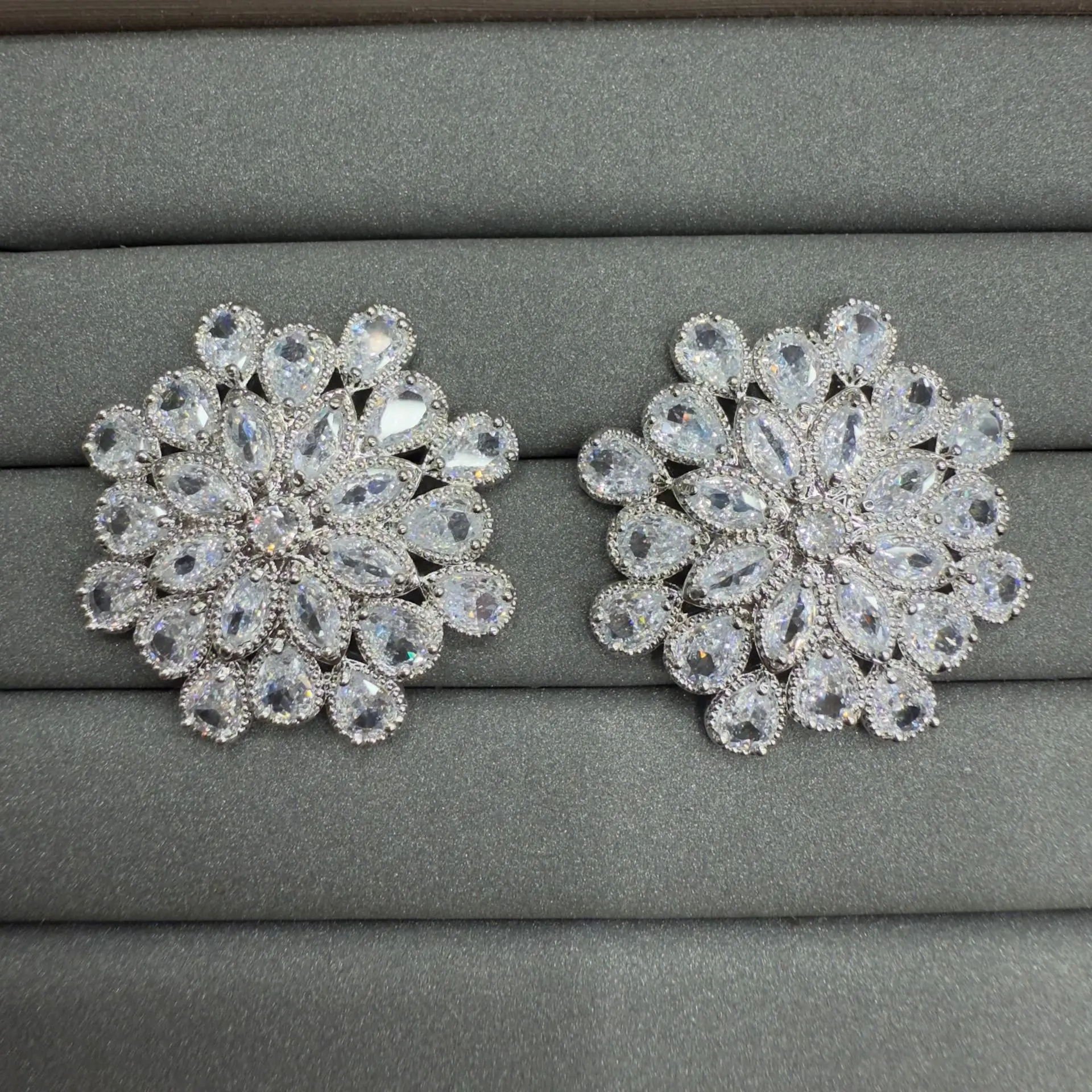 shiny zircon stud earrings for women elegant luxury jewelry wedding party round flower snowflake earrings silver gold color
shiny zircon stud earrings for women elegant luxury jewelry wedding party round flower snowflake earrings silver gold color