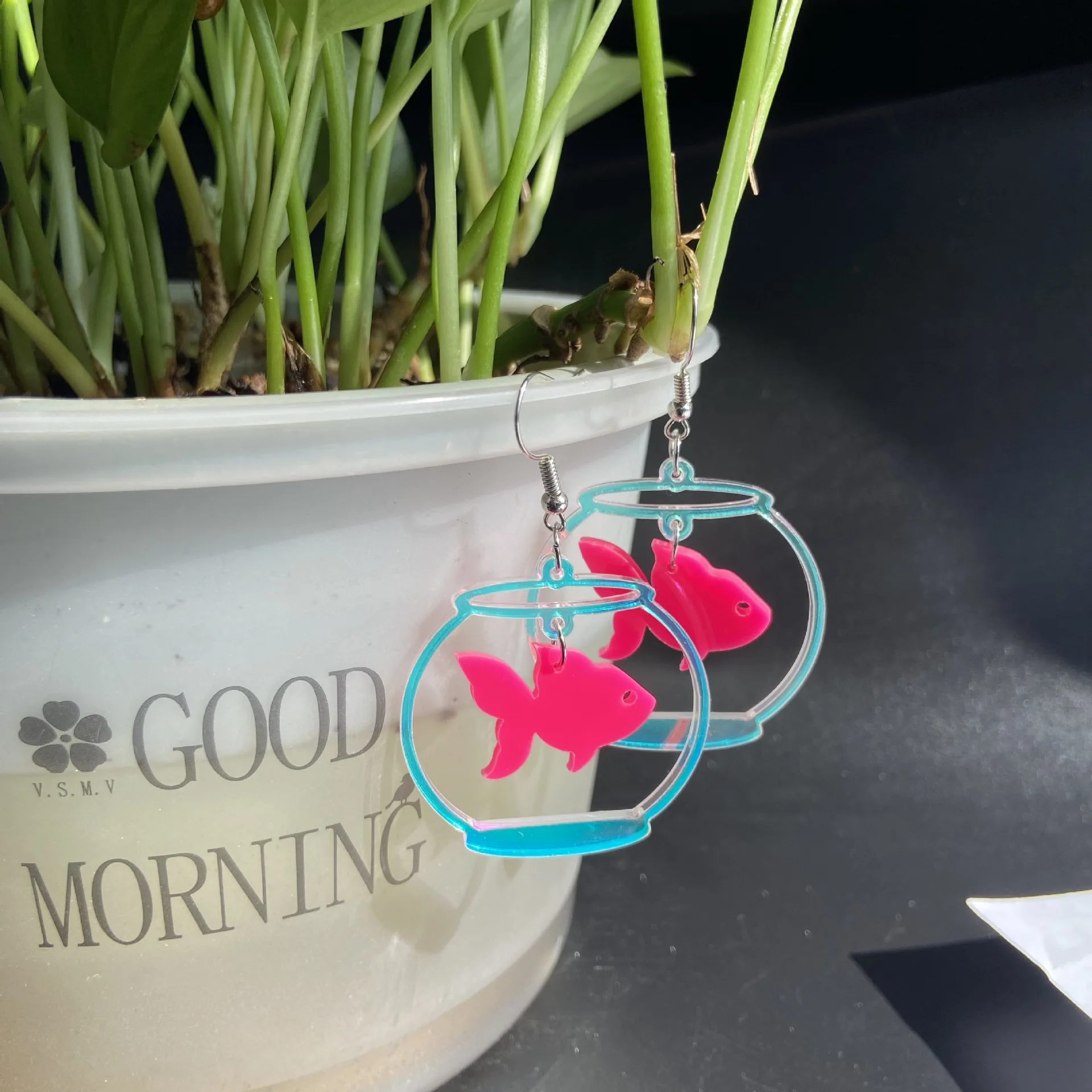 Creative goldfish tank acrylic shiny transparent earrings with personalized European and American cartoon goldfish tank earrings
Creative goldfish tank acrylic shiny transparent earrings with personalized European and American cartoon goldfish tank earrings
