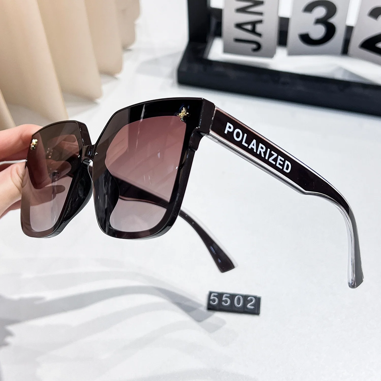 Sunglasses definition polarized fashion light luxury high-end sunglasses two-color glasses legs high sense hot cycling glasses
Sunglasses definition polarized fashion light luxury high-end sunglasses two-color glasses legs high sense hot cycling glasses