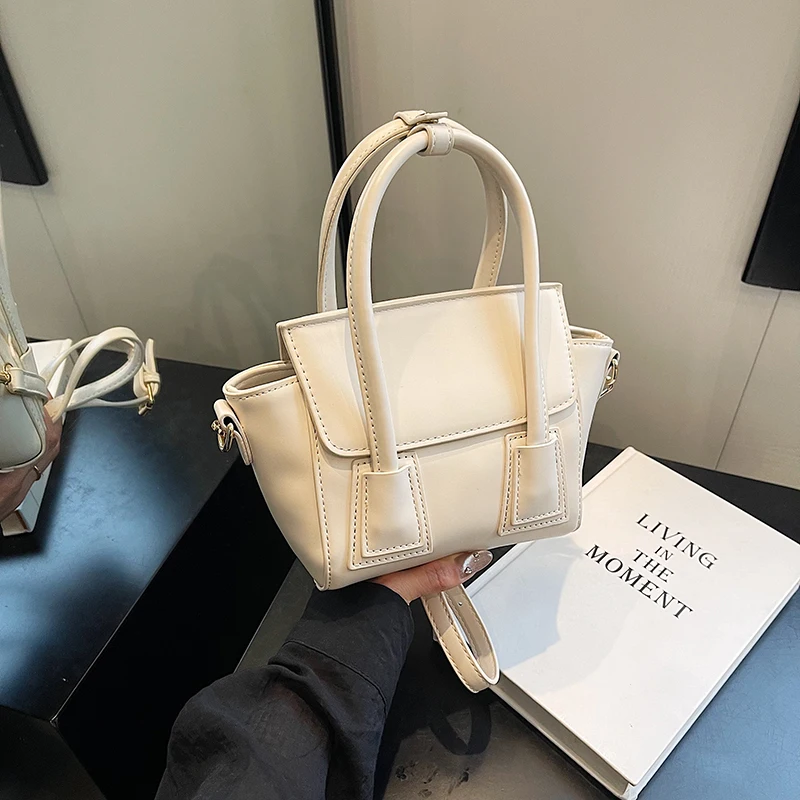 Korean version niche minimalist and versatile one shoulder handbag for women's 2024 summer new fashionable commuting crossbody
Korean version niche minimalist and versatile one shoulder handbag for women's 2024 summer new fashionable commuting crossbody