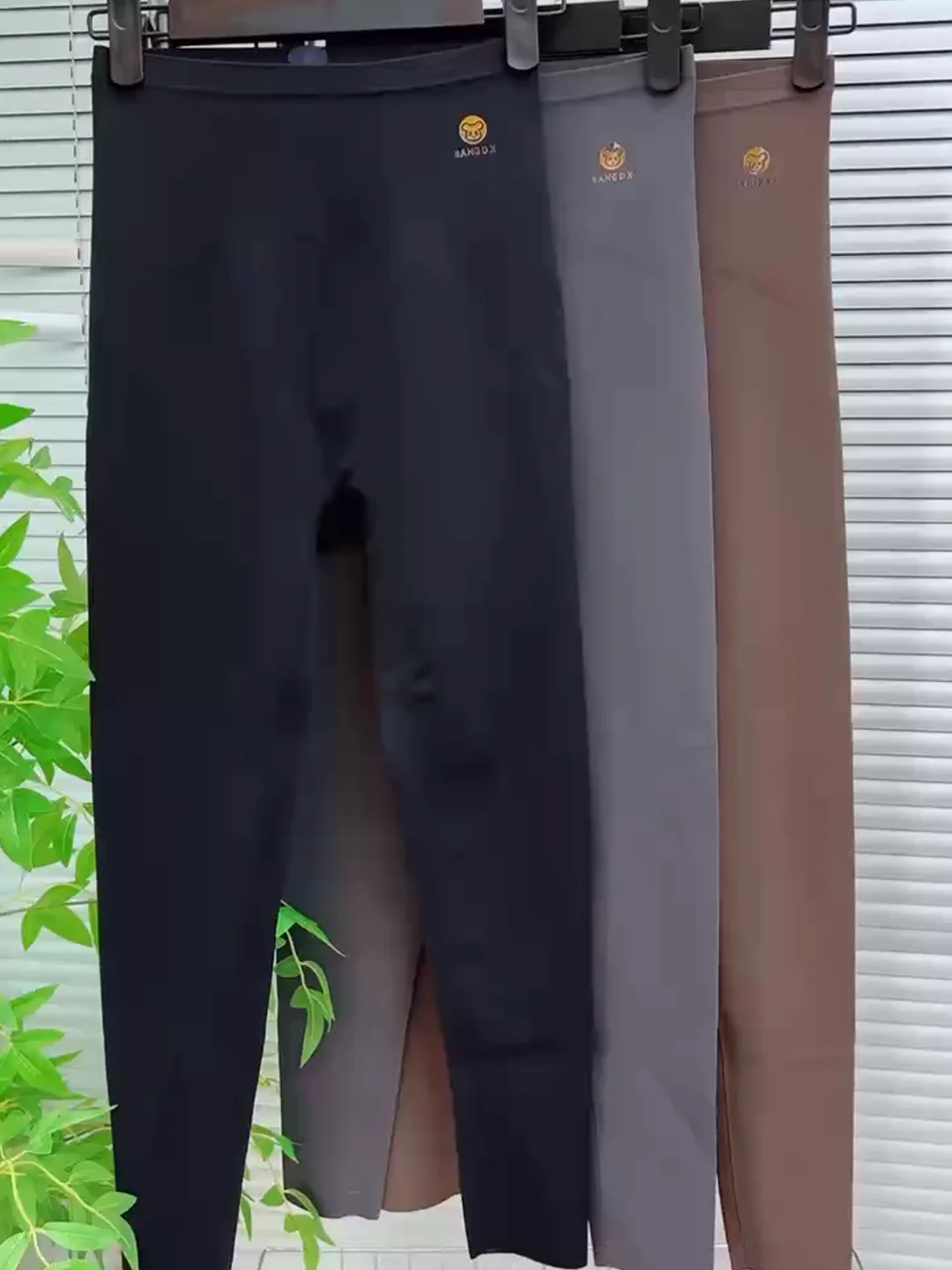 Новые женские термо-леггинсы для йоги 2025 года: облегающие, со средней посадкой, длинные брюки из нейлона и спандекса, повседневная верхняя одежда
Новые женские термо-леггинсы для йоги 2025 года: облегающие, со средней посадкой, длинные брюки из нейлона и спандекса, повседневная верхняя одежда