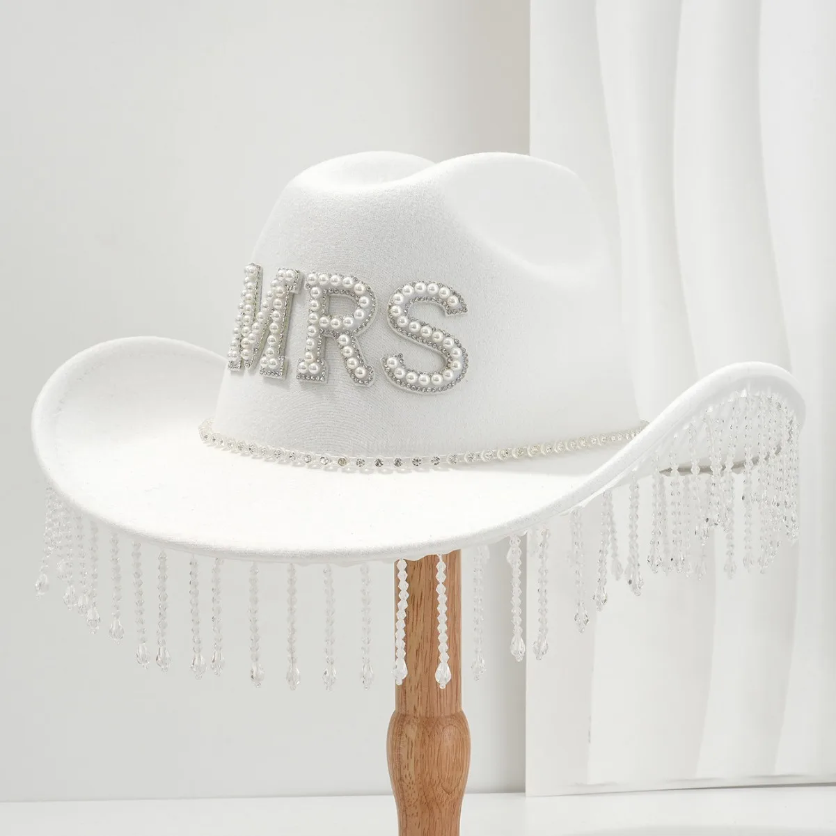 Rhinestone Cowboy Hat Luxury Top Hat for Women Men Party Festival Accessories Country Music Concert Cowgirl Headwear
Rhinestone Cowboy Hat Luxury Top Hat for Women Men Party Festival Accessories Country Music Concert Cowgirl Headwear