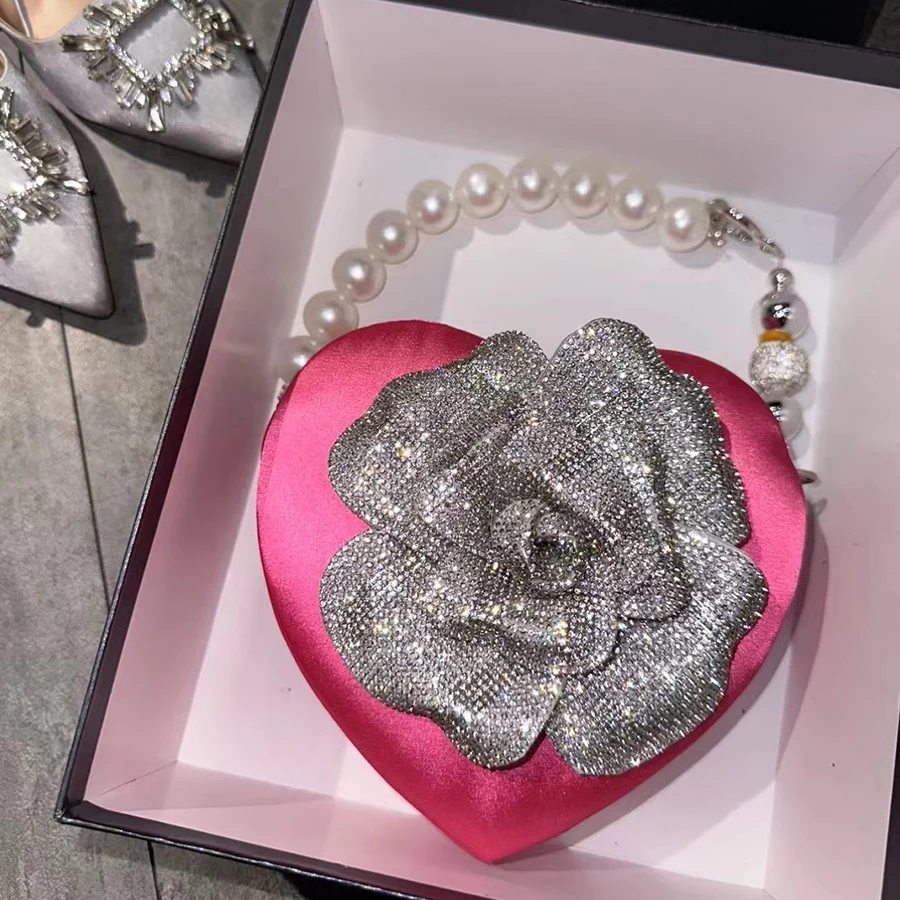 New sparkling rhinestone heart-shaped box Bag Silk Satin banquet dinner bag Pearl wrist chain handbag party shiny crystal clutch
New sparkling rhinestone heart-shaped box Bag Silk Satin banquet dinner bag Pearl wrist chain handbag party shiny crystal clutch
