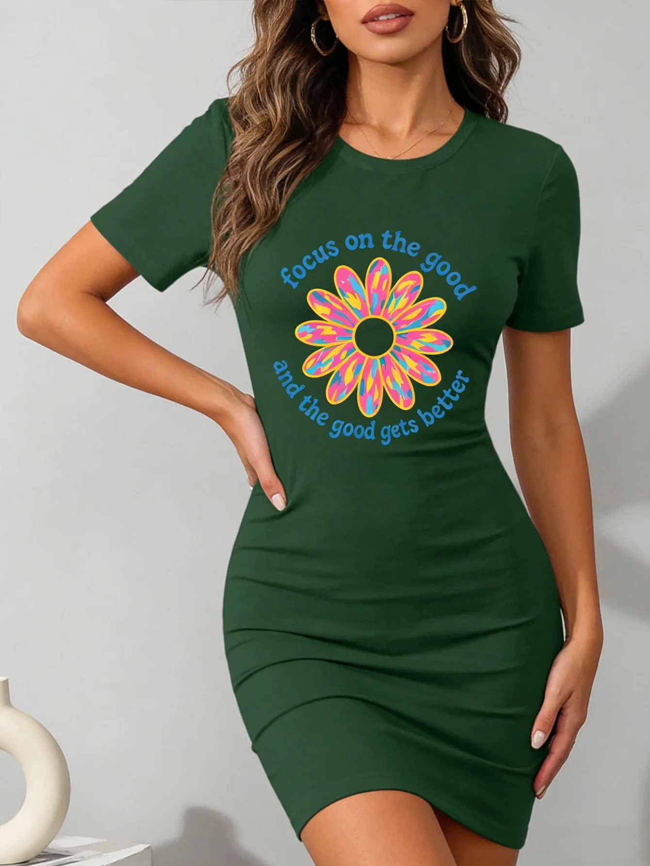 Women's casual summer dress - floral pattern, soft and breathable fabric, fitted round-neck design
Women's casual summer dress - floral pattern, soft and breathable fabric, fitted round-neck design