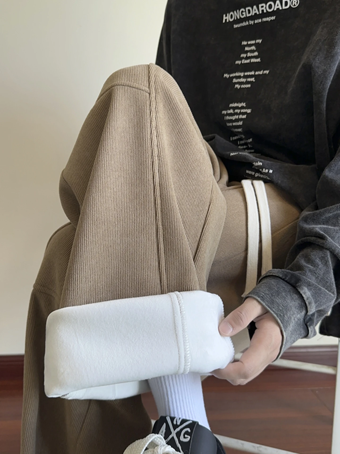 Retro Corduroy Men's Pants Winter Thiened Warm Windproof Casual Knife Trousers Loose Fit Polyester Fiber Belted Waist
Retro Corduroy Men's Pants Winter Thiened Warm Windproof Casual Knife Trousers Loose Fit Polyester Fiber Belted Waist