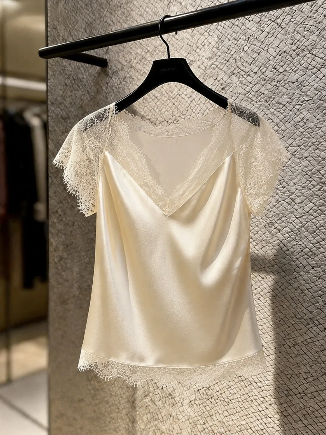 Elegant Lace Splice V-Neck Short Sleeve Top Women's Casual Versatile Summer New Style Korean Version Straight Cut Silk Shirt
Elegant Lace Splice V-Neck Short Sleeve Top Women's Casual Versatile Summer New Style Korean Version Straight Cut Silk Shirt