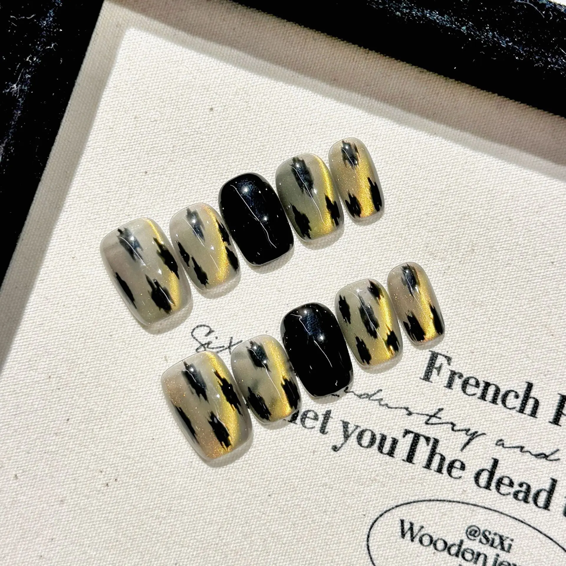 10pcs Handmade Short Y2K Press On Nails Flash Cat's Eye Leopard Print Black Design Sweet Fake Nails Wearable Nails Art For Girls
10pcs Handmade Short Y2K Press On Nails Flash Cat's Eye Leopard Print Black Design Sweet Fake Nails Wearable Nails Art For Girls