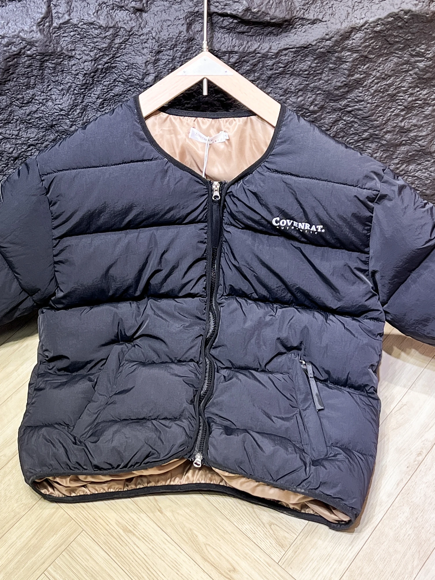 Модный теплый хлопковый жилет для мужчин: функциональная зимняя верхняя одежда в стиле ретро с надписями, устойчивая к холоду, из хлопка
Модный теплый хлопковый жилет для мужчин: функциональная зимняя верхняя одежда в стиле ретро с надписями, устойчивая к холоду, из хлопка