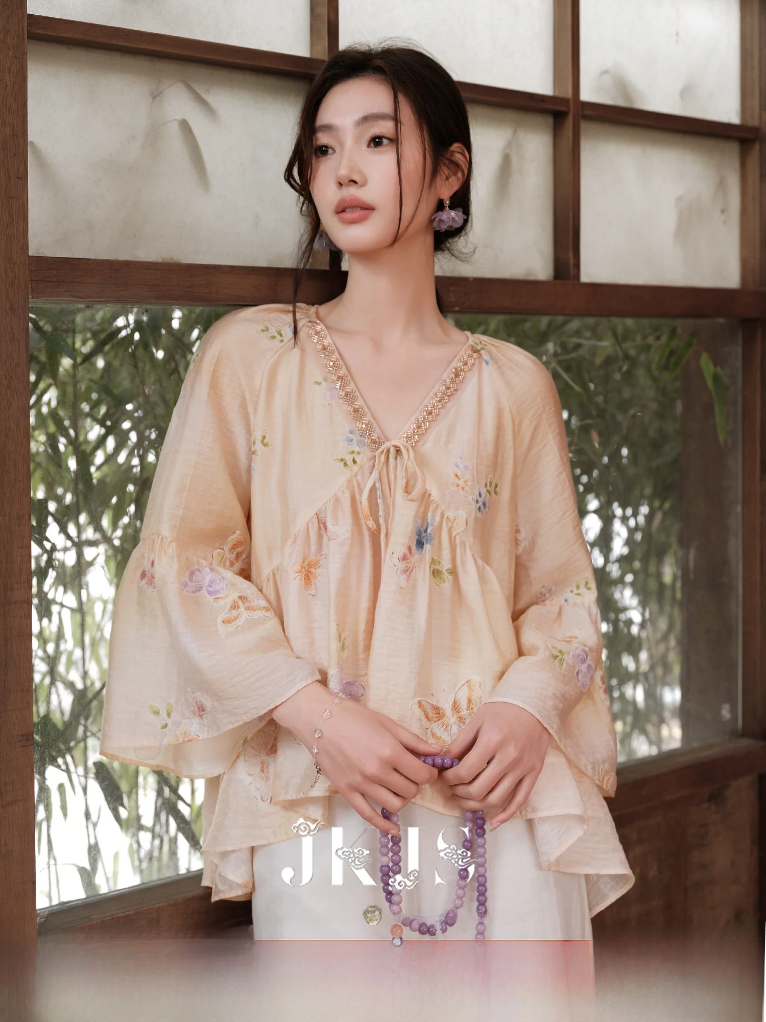 New Chinese Style V-neck Silk Shirt Women's Small Size Clothing Bell Sleeve Blouse Loose Fit Long Sleeve Summer Fashion
New Chinese Style V-neck Silk Shirt Women's Small Size Clothing Bell Sleeve Blouse Loose Fit Long Sleeve Summer Fashion