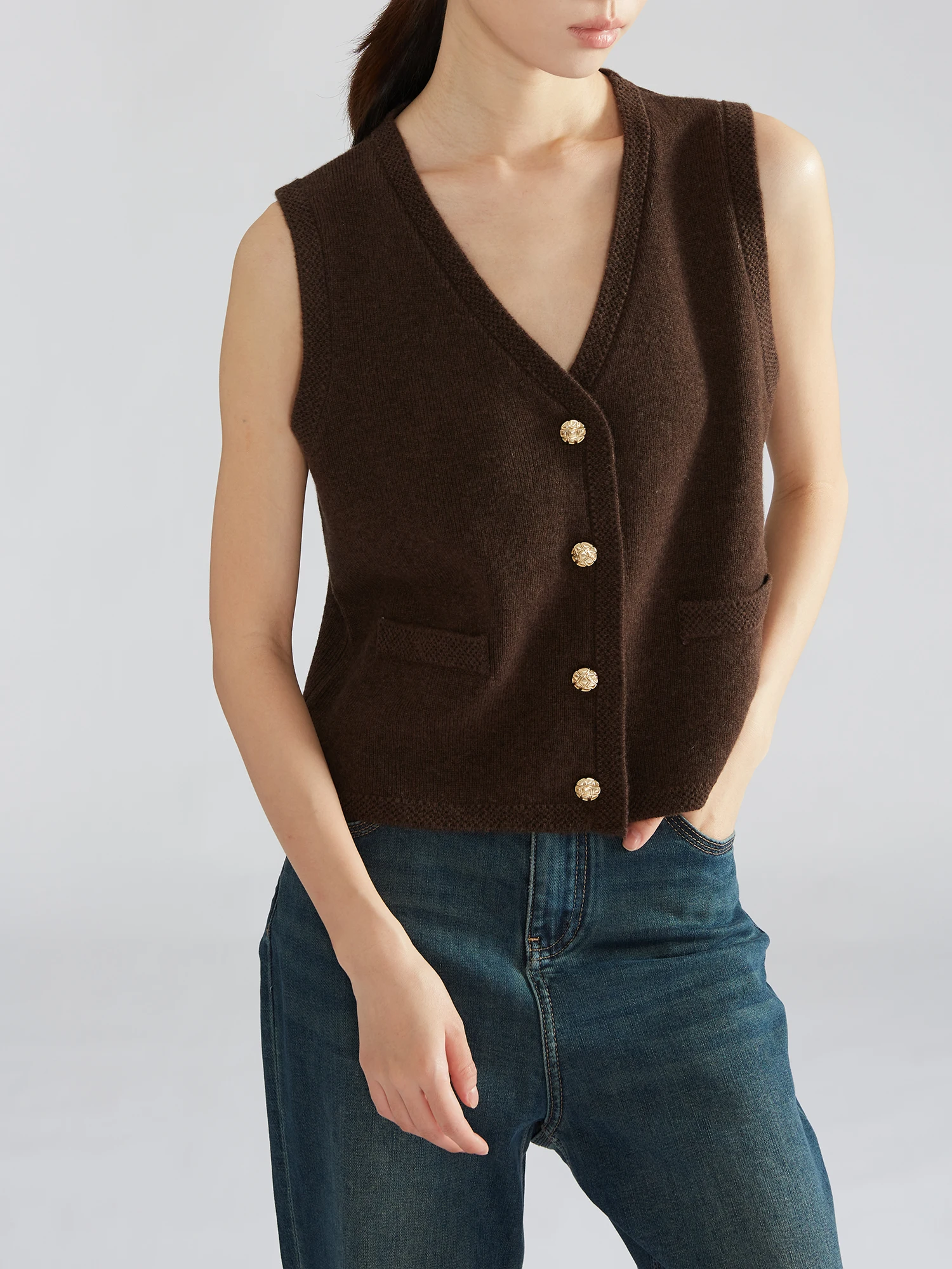 High-end craftsmanship 100 Australian imported merino wool knitted vest; caramel color spring vest
High-end craftsmanship 100 Australian imported merino wool knitted vest; caramel color spring vest