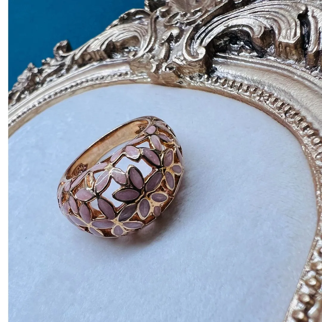 Elegant Hollow out Floral Ring Luxury Minimalist Versatile Style Floral Design Alloy Material for Fitness And Swimming
Elegant Hollow out Floral Ring Luxury Minimalist Versatile Style Floral Design Alloy Material for Fitness And Swimming