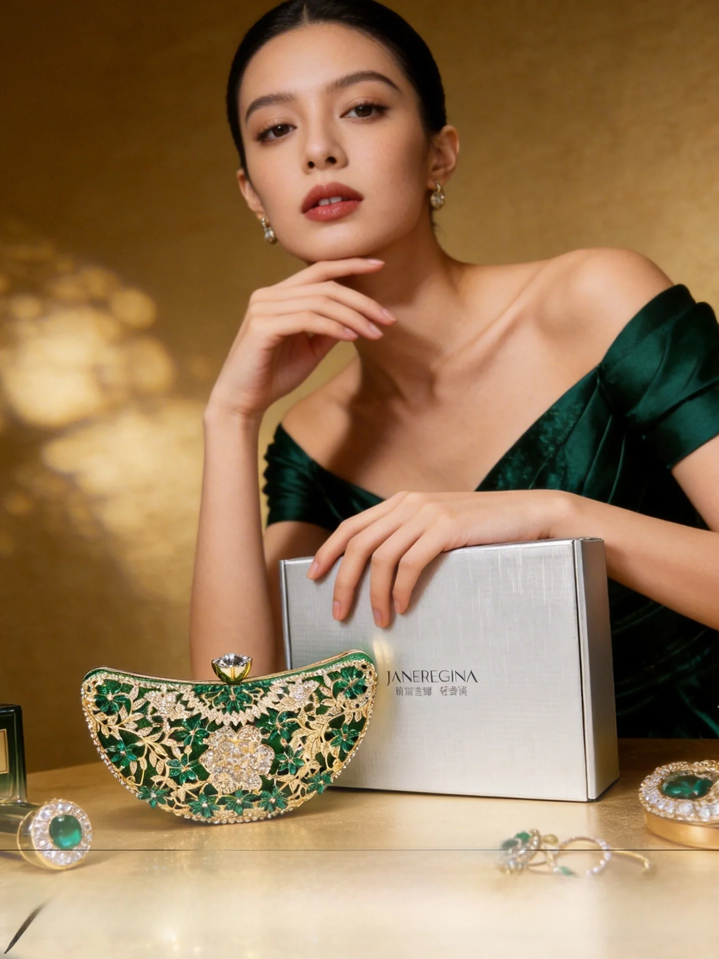 Elegant Diamond Embedded Evening Clutch Bag Luxury Evening Gown Decoration Half-Moon Hollow Flower Pattern Handbag
Elegant Diamond Embedded Evening Clutch Bag Luxury Evening Gown Decoration Half-Moon Hollow Flower Pattern Handbag