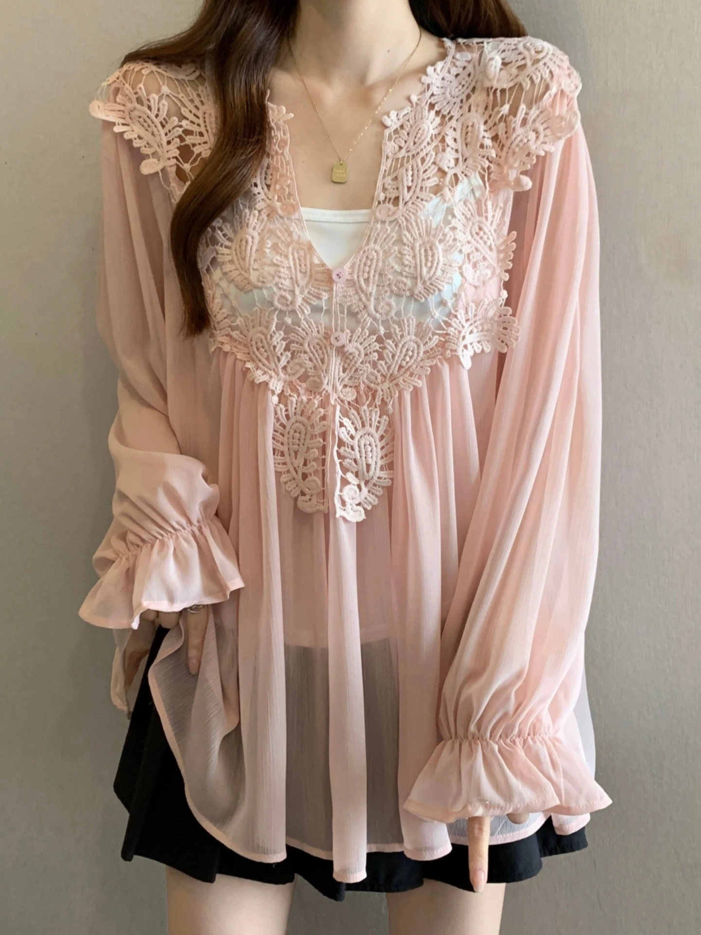 Women's V-Neck Long Sleeve Lace Splice Chiffon Shirt Slimming Outer Cover up Spring Summer plus Size Casual Commute Style
Women's V-Neck Long Sleeve Lace Splice Chiffon Shirt Slimming Outer Cover up Spring Summer plus Size Casual Commute Style