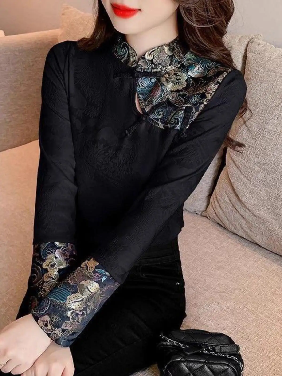 Elegant Embroidered Button T-Shirt Stand Collar Base Layer Slimming Vintage Chinese Style Women's Fashionable Top
Elegant Embroidered Button T-Shirt Stand Collar Base Layer Slimming Vintage Chinese Style Women's Fashionable Top