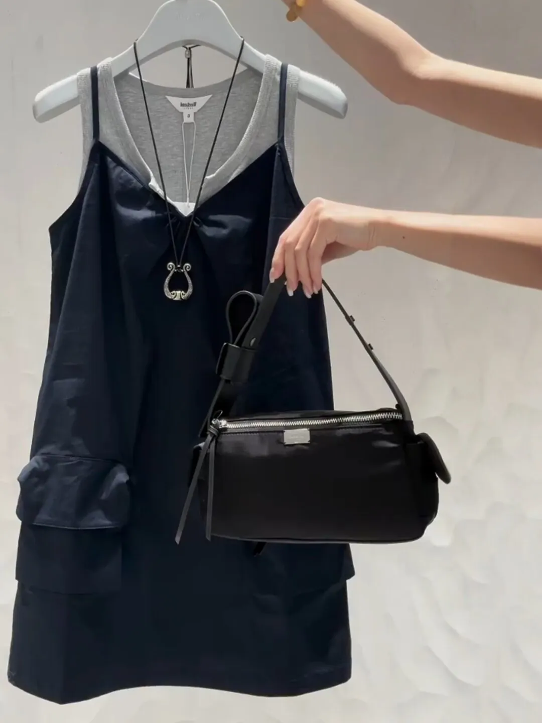 Gray Sleeveless T-Shirt And Vest Two-Piece Set Women's Summer New Layering Design Sense Fashion Workwear Style Breathable
Gray Sleeveless T-Shirt And Vest Two-Piece Set Women's Summer New Layering Design Sense Fashion Workwear Style Breathable