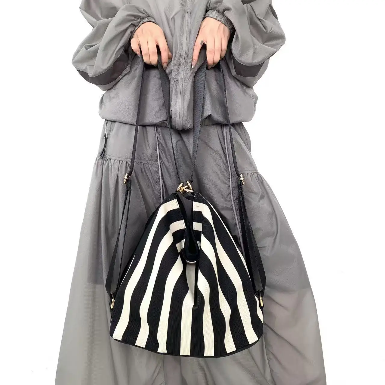2026 Lady Fashion Striped Shoulder Bag - Simple and Multi-functional Convertible Backpack for Two-Wheeled Bags
2026 Lady Fashion Striped Shoulder Bag - Simple and Multi-functional Convertible Backpack for Two-Wheeled Bags