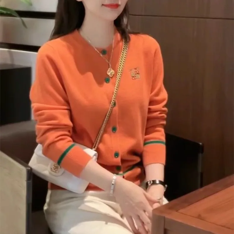 Оранжевый свитер, осенне-зимний свободный топ, мягкий восковой вязаный кардиган с круглым вырезом для женщин, повседневный
Оранжевый свитер, осенне-зимний свободный топ, мягкий восковой вязаный кардиган с круглым вырезом для женщин, повседневный