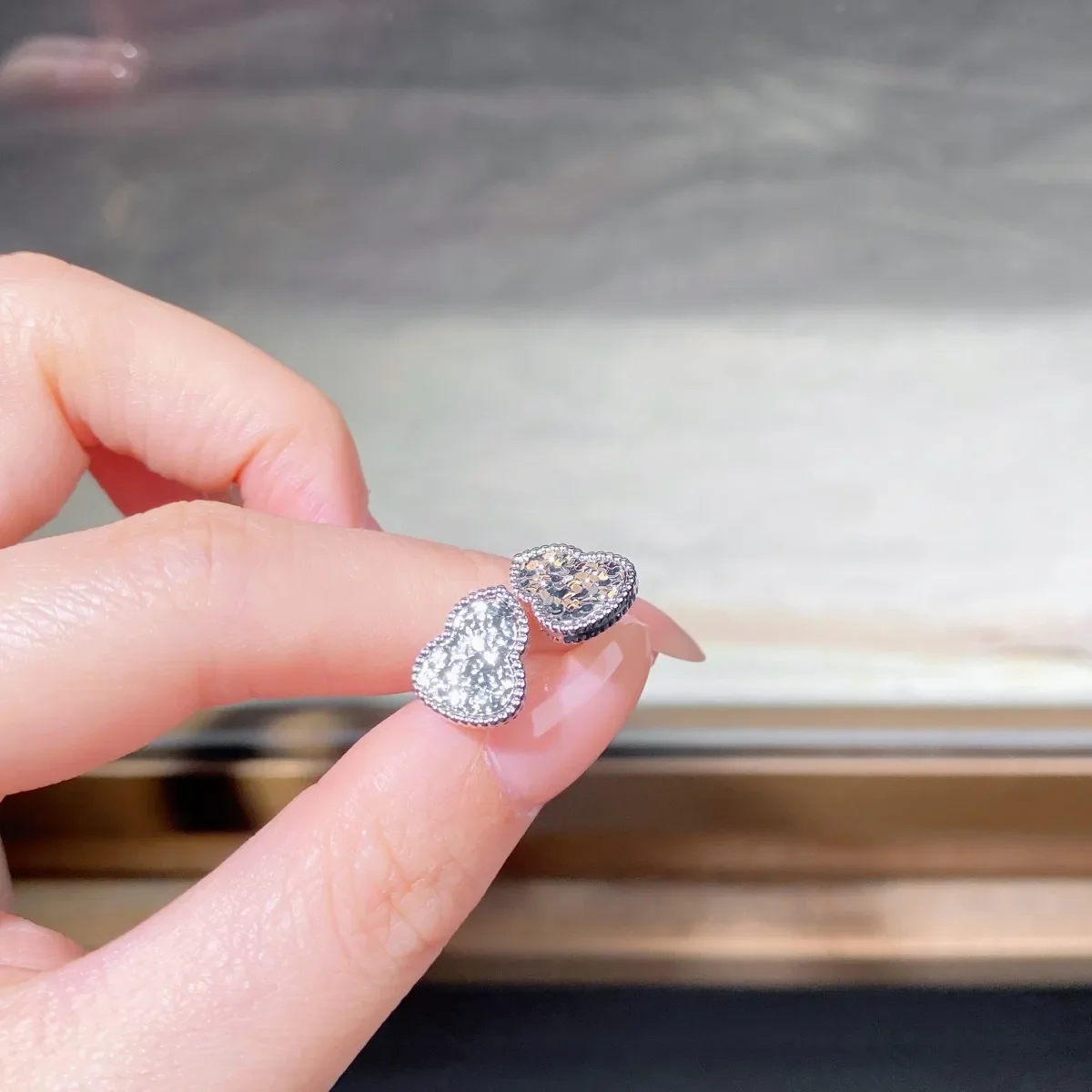 Crushed ice ice crystal hoop earrings for women, classic Chinese style, versatile and high-end, made of PT950 platinum.
Crushed ice ice crystal hoop earrings for women, classic Chinese style, versatile and high-end, made of PT950 platinum.