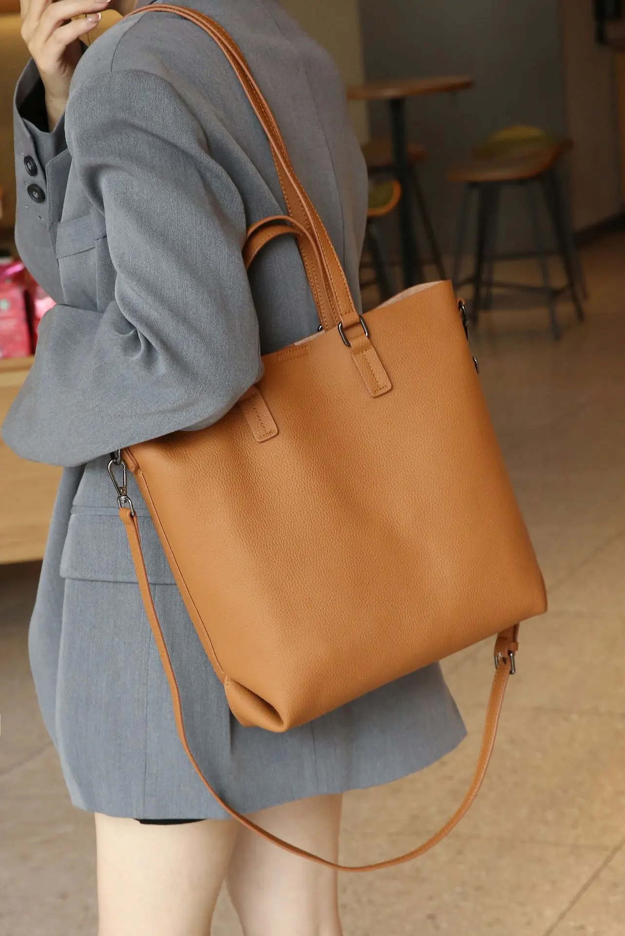 casual tote handbag women luxury bucket shoulder bag cowhide genuine leather office shopping slang bag Large capacity vintage
casual tote handbag women luxury bucket shoulder bag cowhide genuine leather office shopping slang bag Large capacity vintage