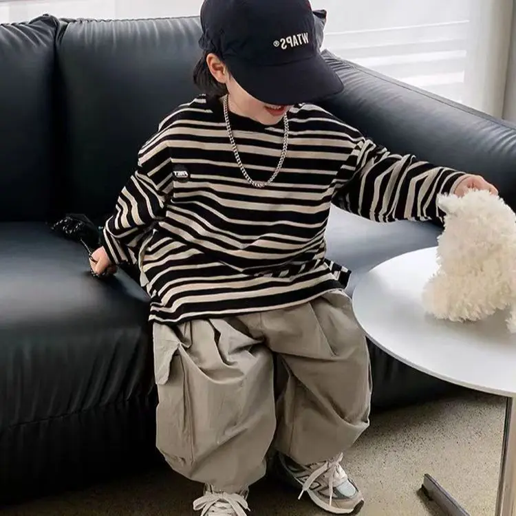 Childrens Set 2024 Autumn New Korean Boys Fake Two Piece Top Casual Work Pants Fashion Childrens Set
Childrens Set 2024 Autumn New Korean Boys Fake Two Piece Top Casual Work Pants Fashion Childrens Set