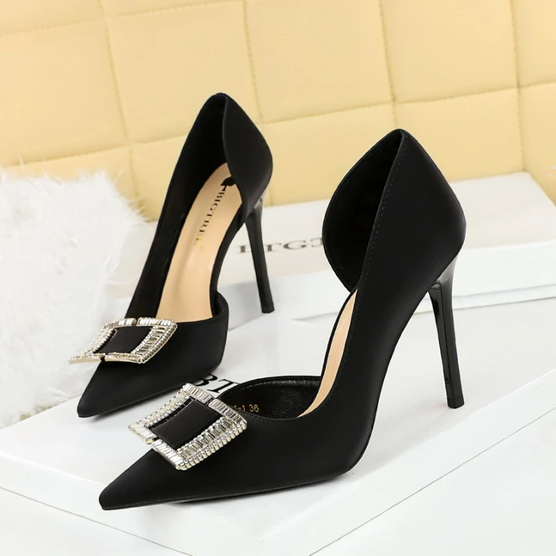 European And American Fashion Banquet High Heels Slim Heels Super High Heels Satin Side Empty Metal Pointed Toe Single Shoes
European And American Fashion Banquet High Heels Slim Heels Super High Heels Satin Side Empty Metal Pointed Toe Single Shoes
