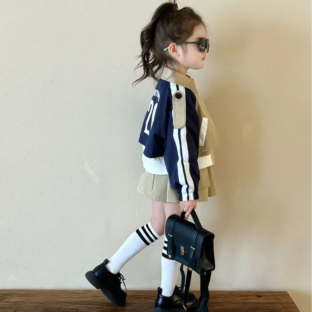 2024 Spring New Girl's Fashionable Spliced Coat and Pleated Skirt Two Piece Set for Korean Baby Fashion Workwear Set
2024 Spring New Girl's Fashionable Spliced Coat and Pleated Skirt Two Piece Set for Korean Baby Fashion Workwear Set