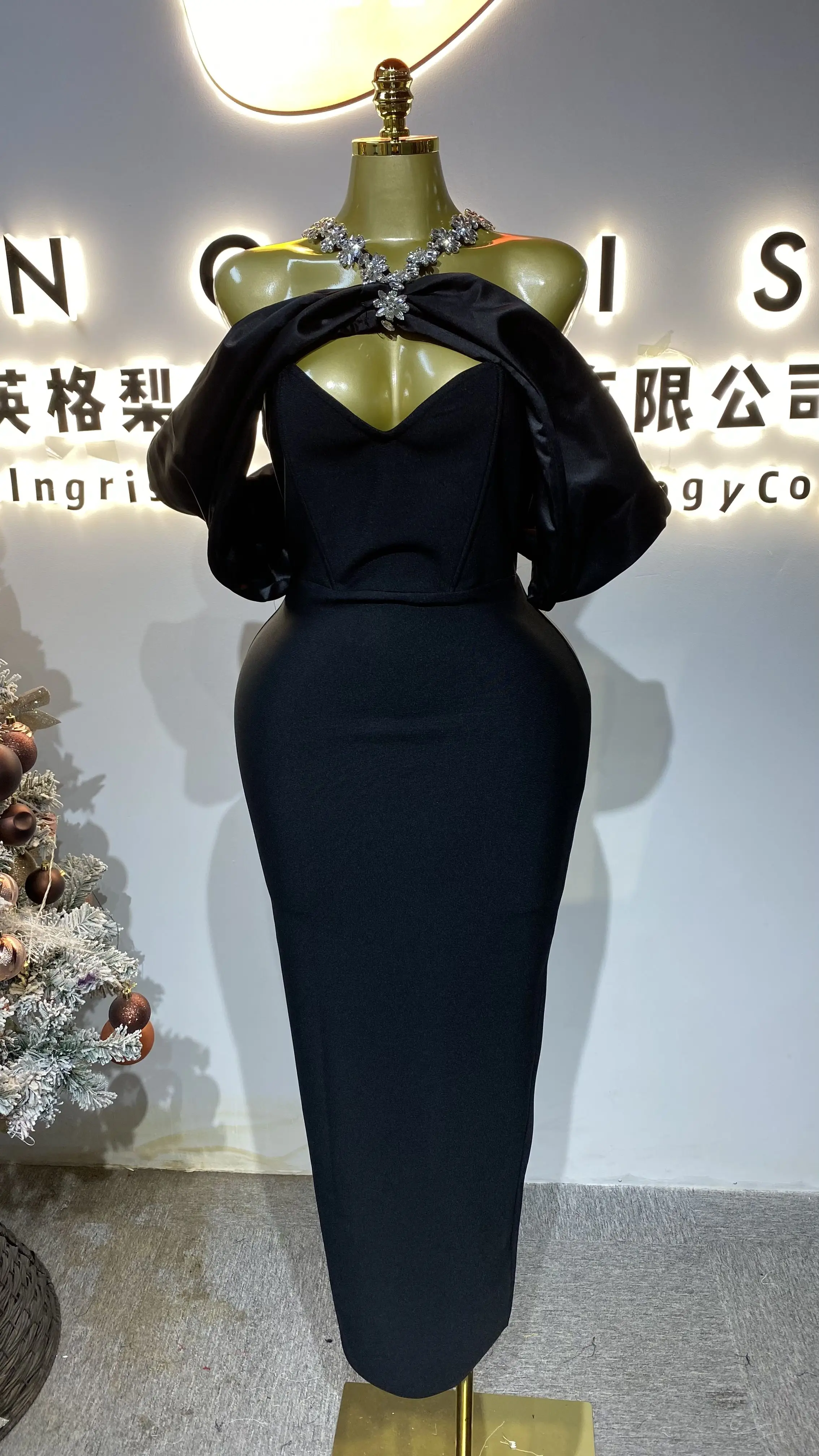 High-end luxury off-shoulder mermaid evening gown, elegant black long dress for dinner.-GZXX508
High-end luxury off-shoulder mermaid evening gown, elegant black long dress for dinner.-GZXX508