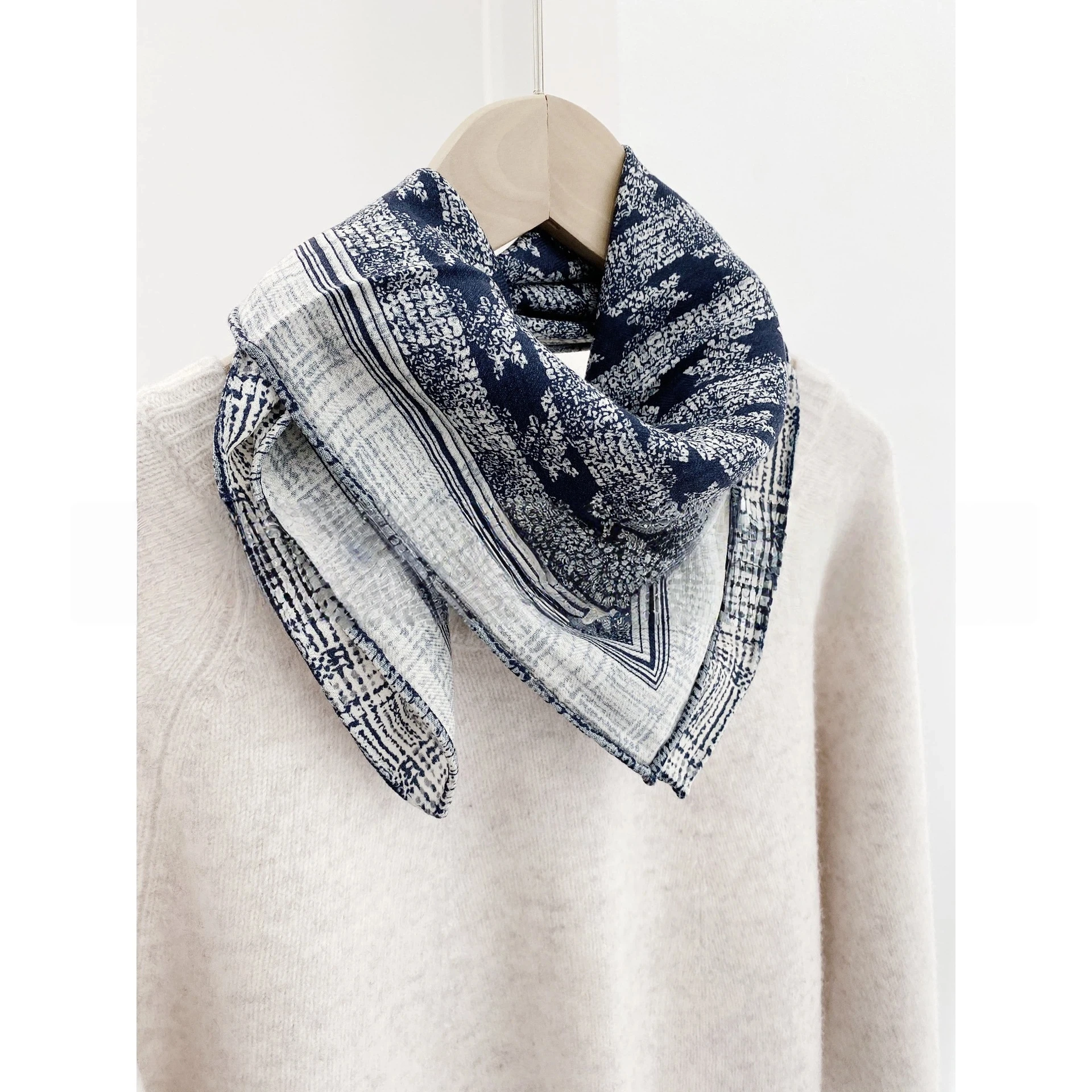 70% Wool 30% Silk Scarves Woman Spring Elegant Blue Print Checkered Neck Scarves Handkerchief Silk Wool Neck Warmer
70% Wool 30% Silk Scarves Woman Spring Elegant Blue Print Checkered Neck Scarves Handkerchief Silk Wool Neck Warmer