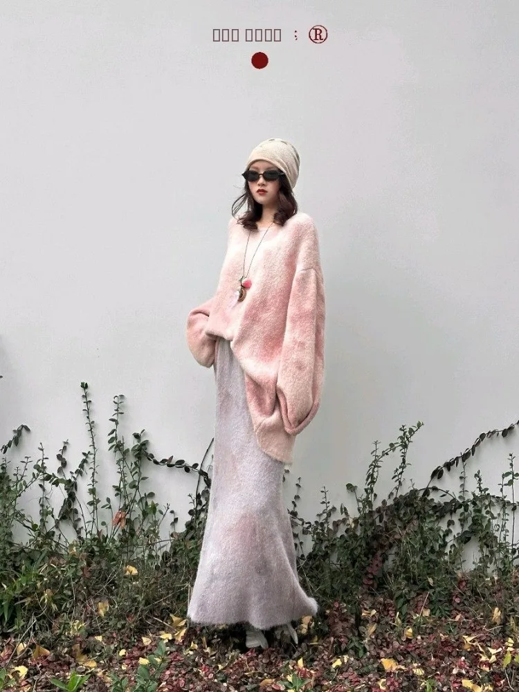 Вязаный комплект: розовый свитер и юбка. Модный повседневный деловой костюм из хлопка с эластичным пальто средней длины.
Вязаный комплект: розовый свитер и юбка. Модный повседневный деловой костюм из хлопка с эластичным пальто средней длины.