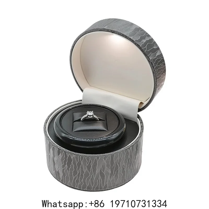 Luxury Rotating Ring Box Display Stand with White LED Light Wedding Rings Box Professional Diamond Ring Displays Jewelry Storage
Luxury Rotating Ring Box Display Stand with White LED Light Wedding Rings Box Professional Diamond Ring Displays Jewelry Storage